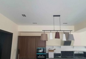 Матовые натяжные потолки на кухню с квадратными светильниками